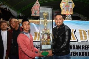 Wabub saat menghadiri wayang golek di di Bale Desa Sukarasa Kecamatan Darma, Minggu (18/08/2019) malam.